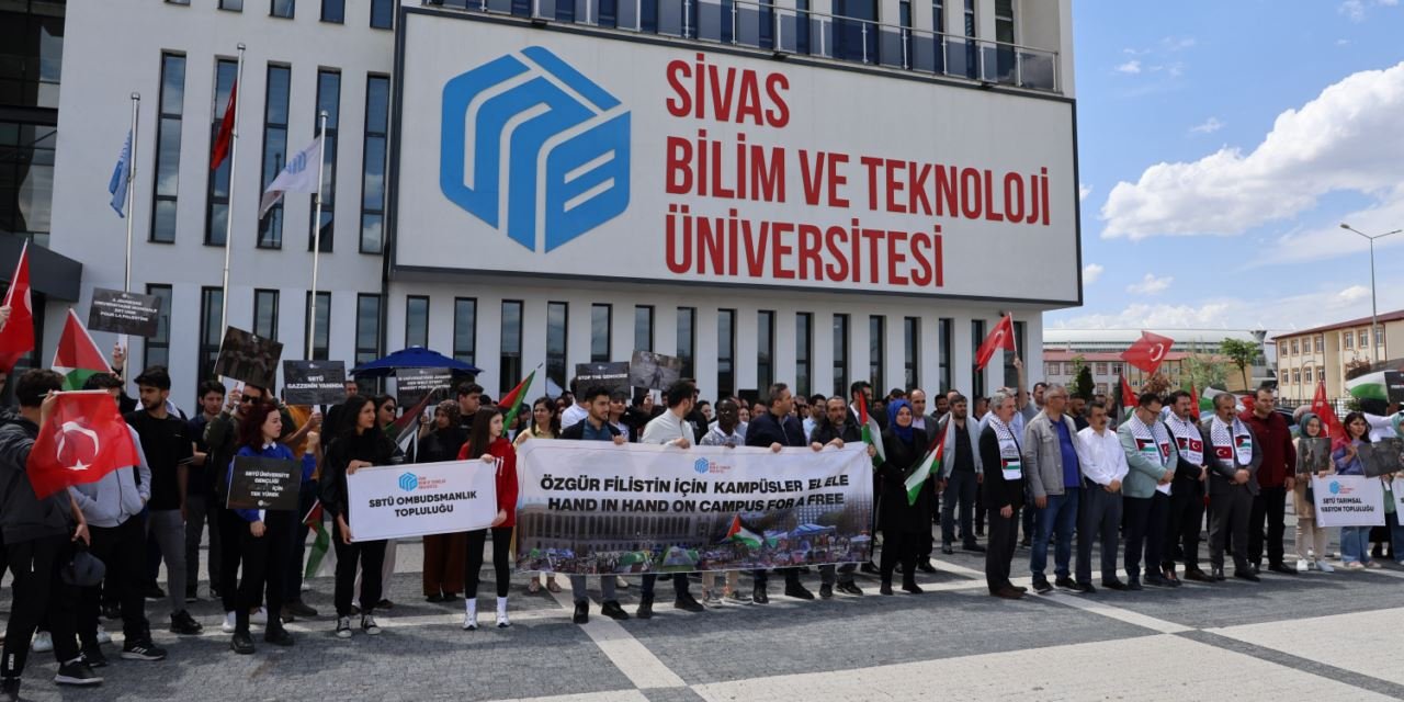 Akademisyenler İsrail’i protestoda öğrencilerine destek oldu