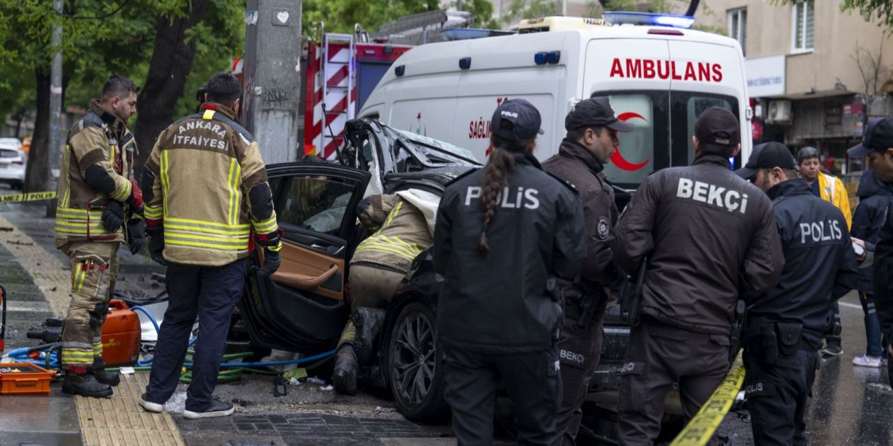 Trafik levhası direğine çarpan aracın sürücü hayatını kaybetti