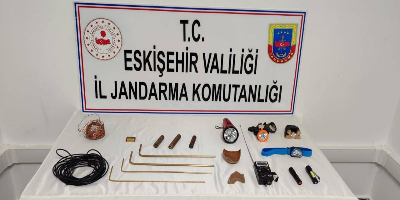 İş makinesiyle izinsiz kazı yapan 8 kişi yakalandı