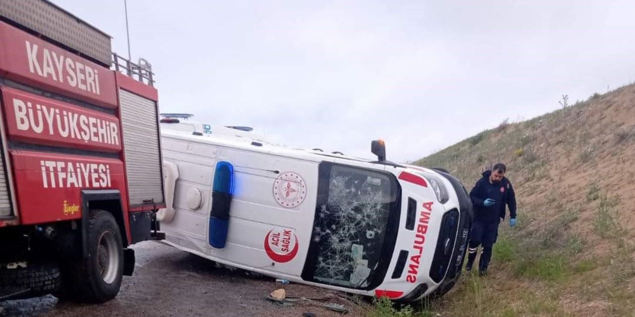 Kazaya giden ambulans kaza yaptı: 3 kişi yaralandı