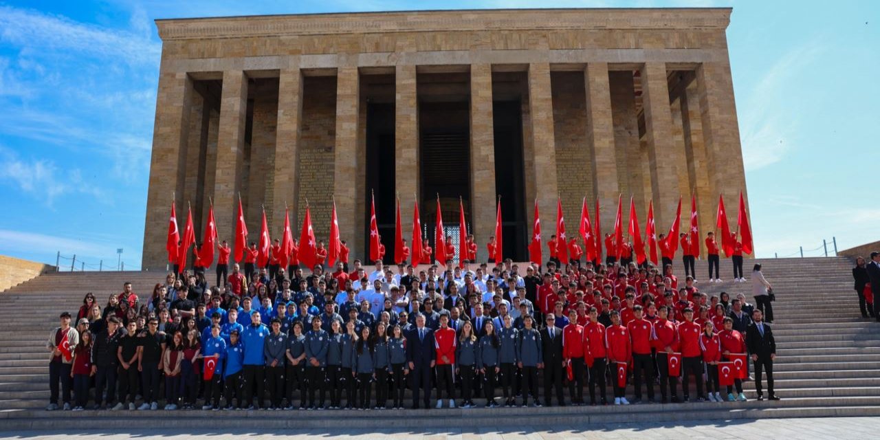 Bakan Bak, Anıtkabir ziyaretinde bulundu