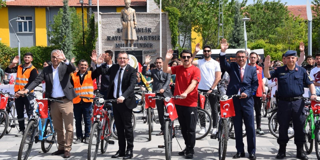 Karapınar Kaymakamı öğrencilerle bisiklet sürdü