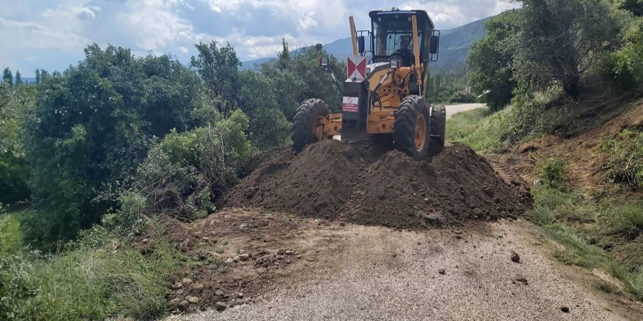 Heyelanda zarar gören köy grup yolunun onarımı yapıldı