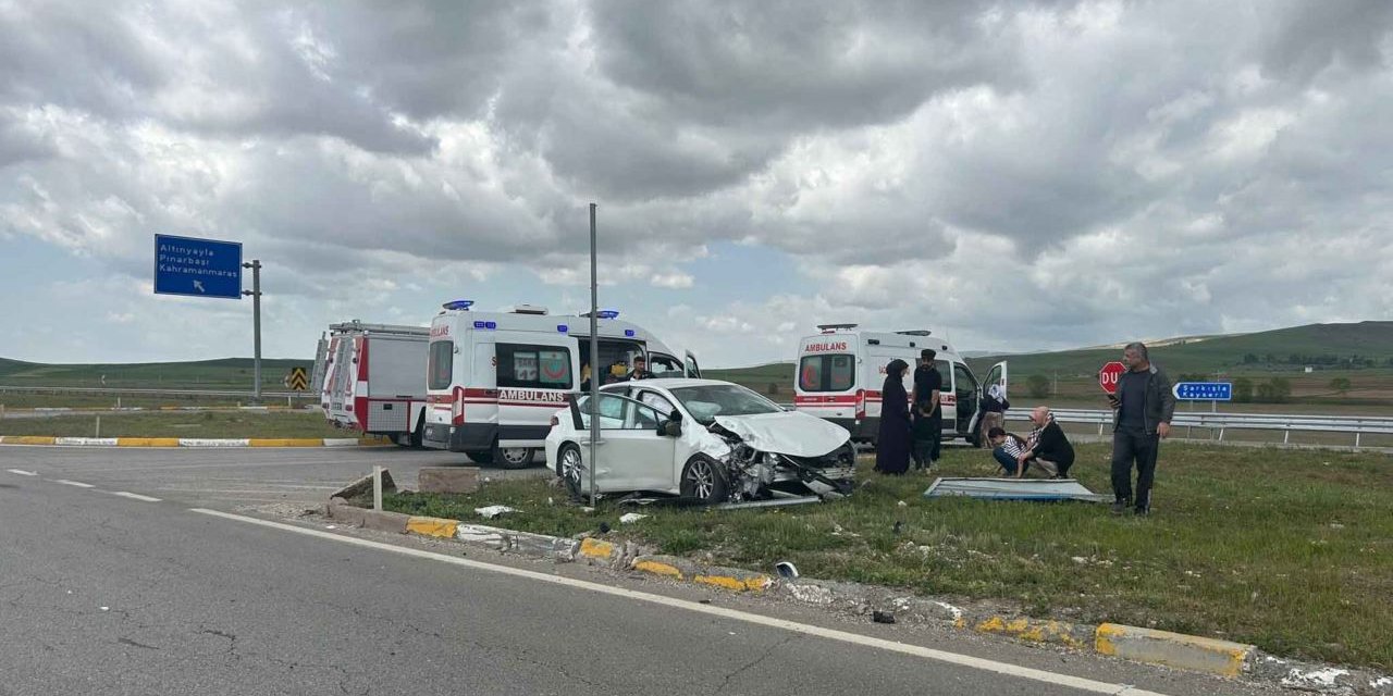 Dikkatsizlik kazayı kaçınılmaz kıldı, 11 kişi yaralandı