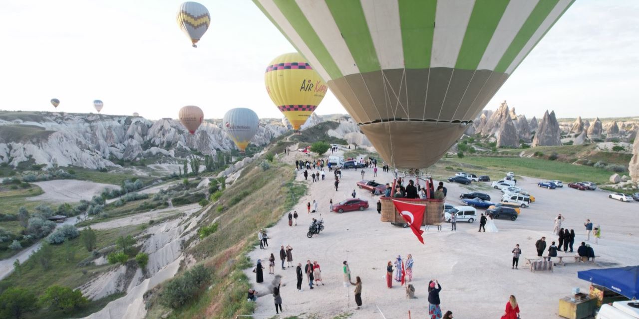 Sıcak hava balonları Türk bayrakları ile havalandı