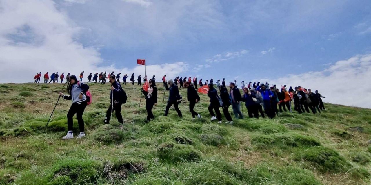 Kırşehirli dağcılar ve gençler, 1610 rakımlı Bayraktepe'nin zirvesine çıktı