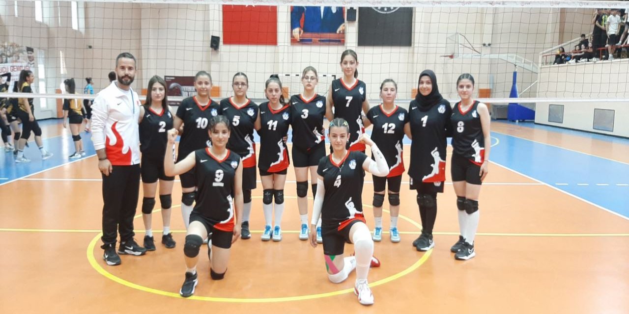 Sarıoğlan Şehit Hacıbey Kaya Anadolu Lisesi kız takımı voleybolda il birinciliğini elde etti