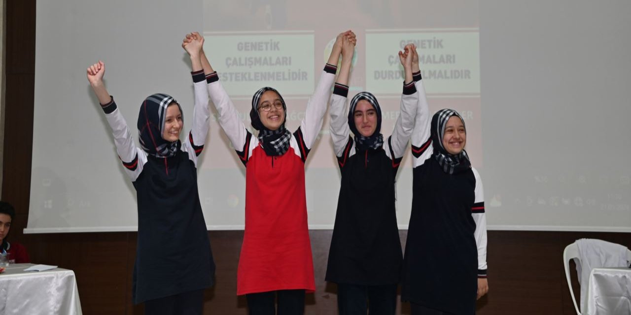 “Fikirler Konuşuyor” münazara yarışmasında final heyecanı yaşandı