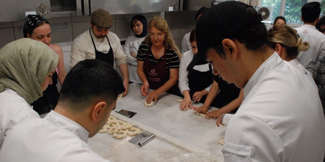 Gastronomi öğrencileri tescilli Eskişehir simidinin yapılışını usta ellerden öğrendi