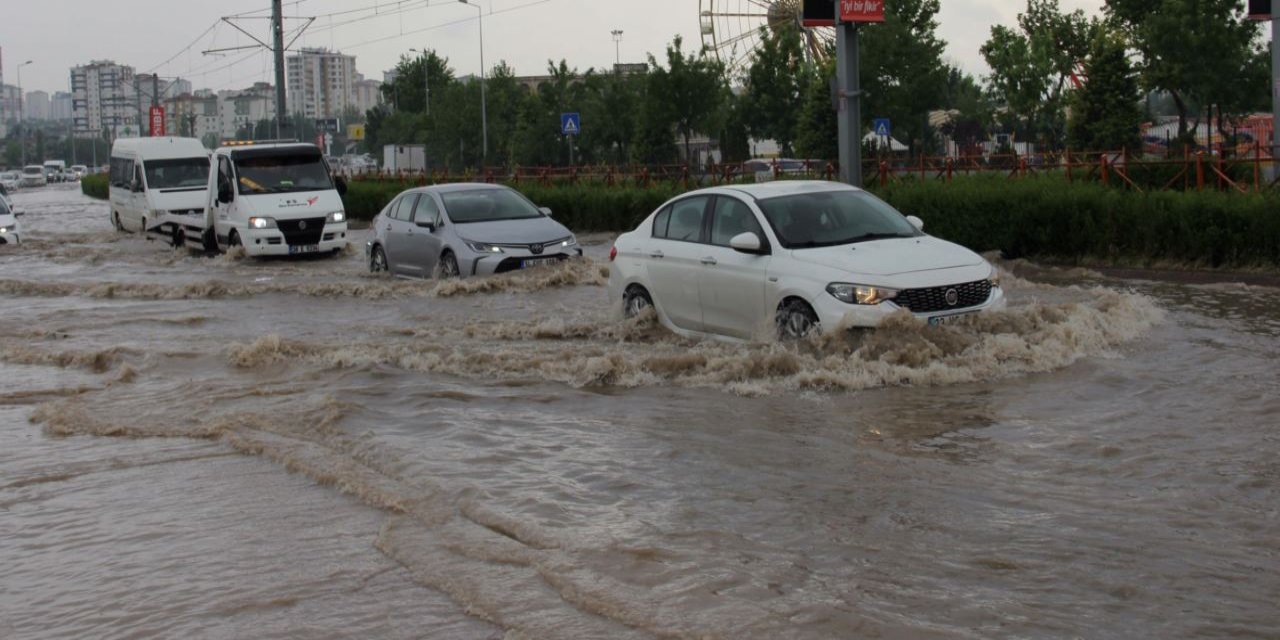 Kayseri'deki sağanak hayatı olumsuz etkiledi