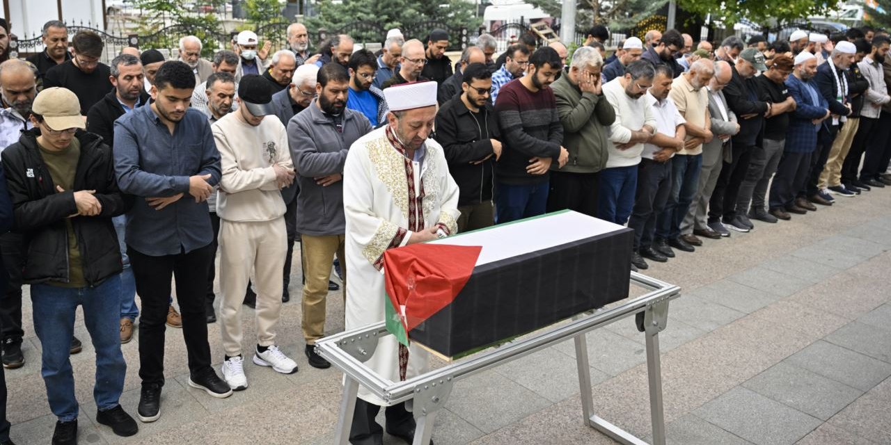 Tedavi gördüğü hastanede yaşamını yitiren Filistinli çocuk toprağa verildi