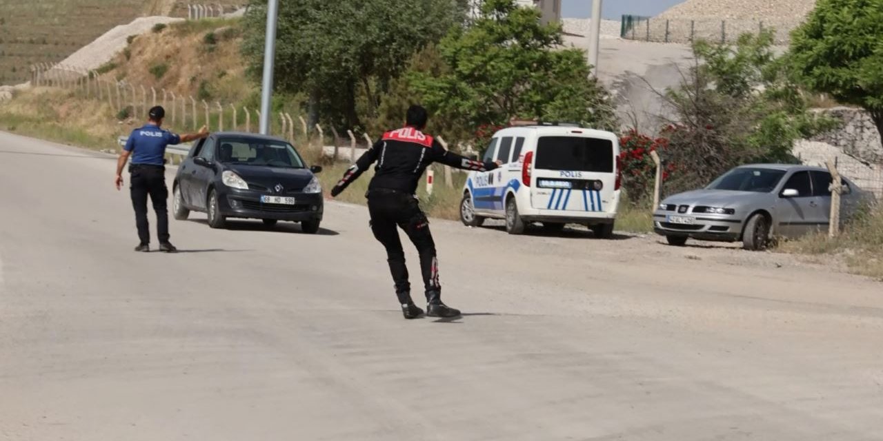 Aracını polislerin üzerine sürdü, hızla kaçtı