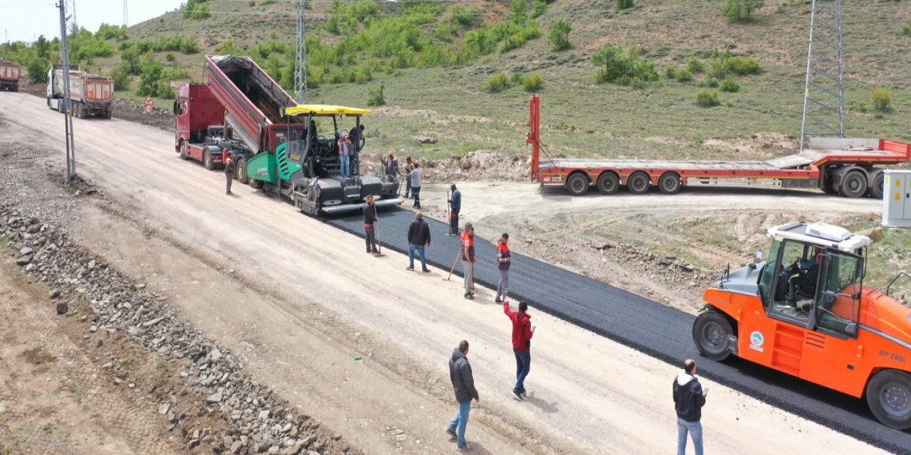 Yeni iş makineleri Pınarbaşı'nda yol çalışmalarına başladı