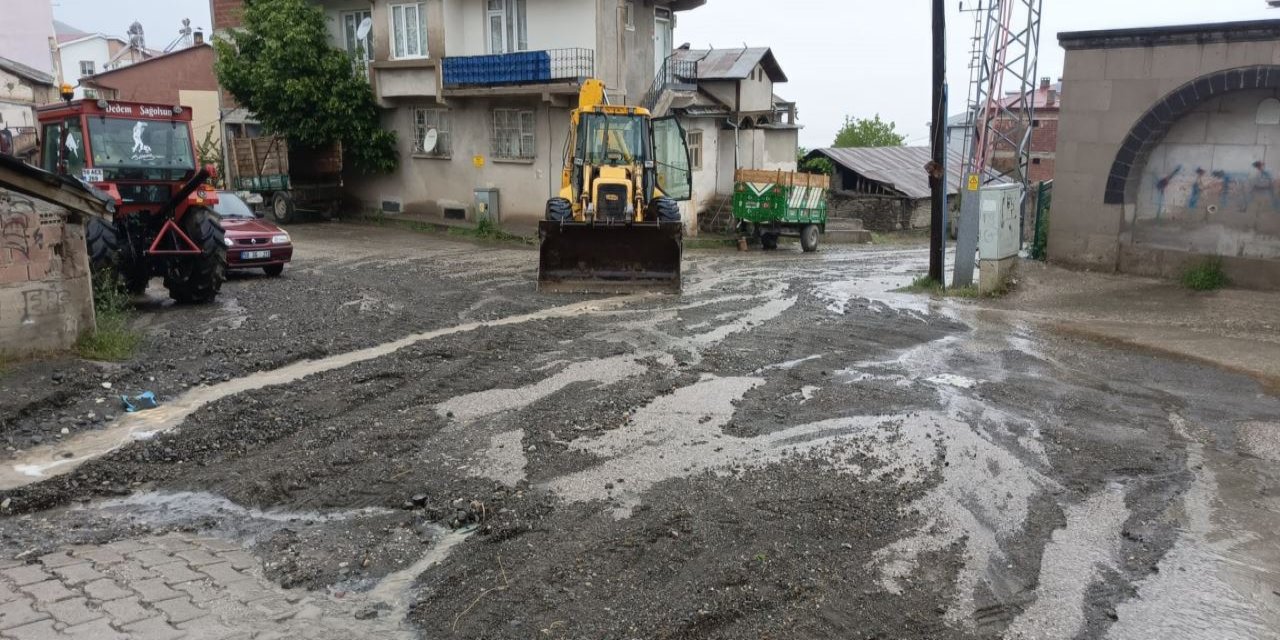 Selden etkilenen yollardaki temizlik çalışmaları başladı