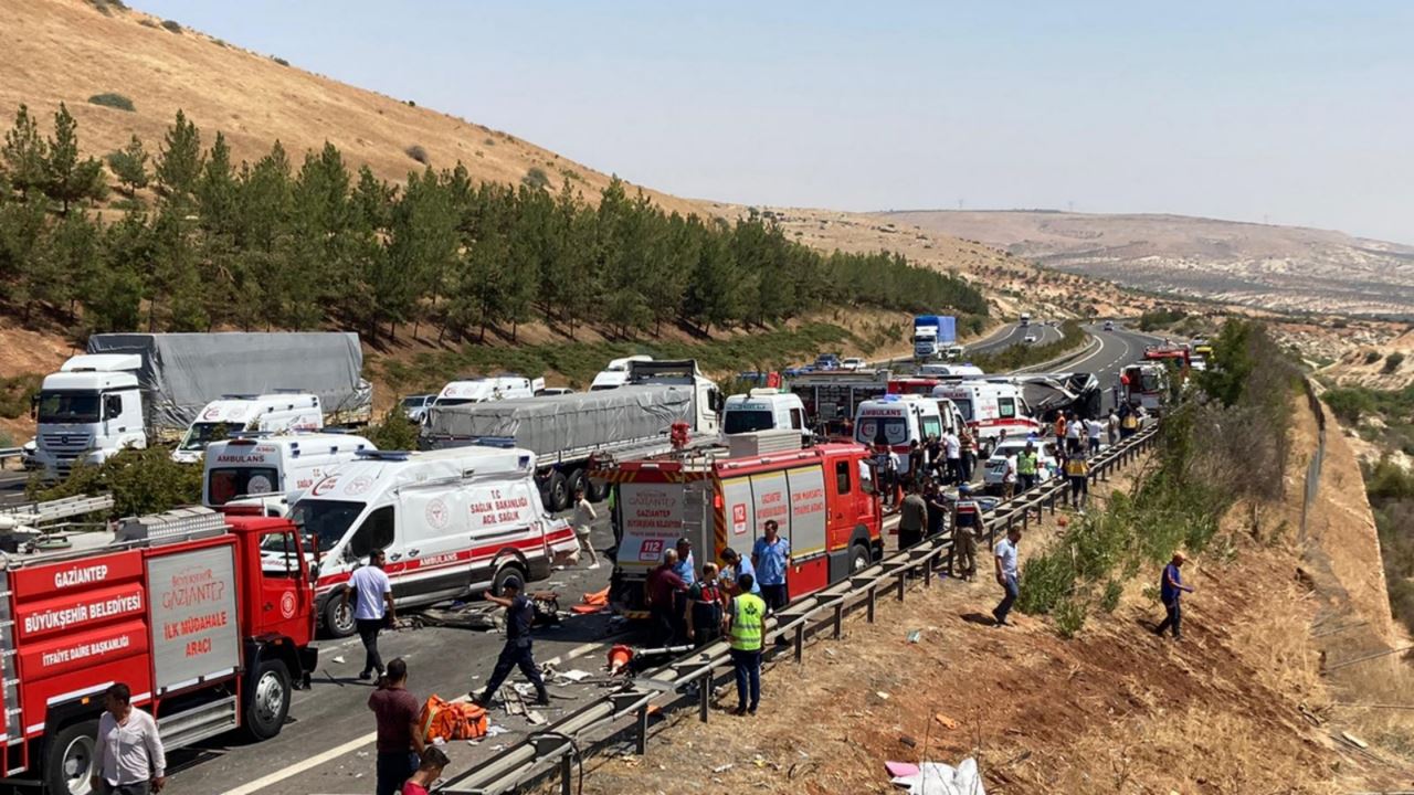 TAG Otoyolu'nda feci kaza; Çok sayıda ölü ve yaralı var