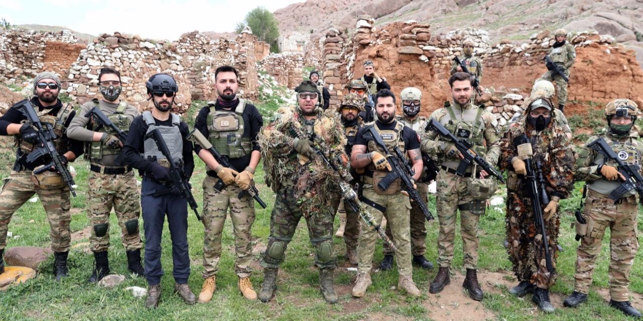 Terk edilen köyde "airsoft" oyunu oynanıyor