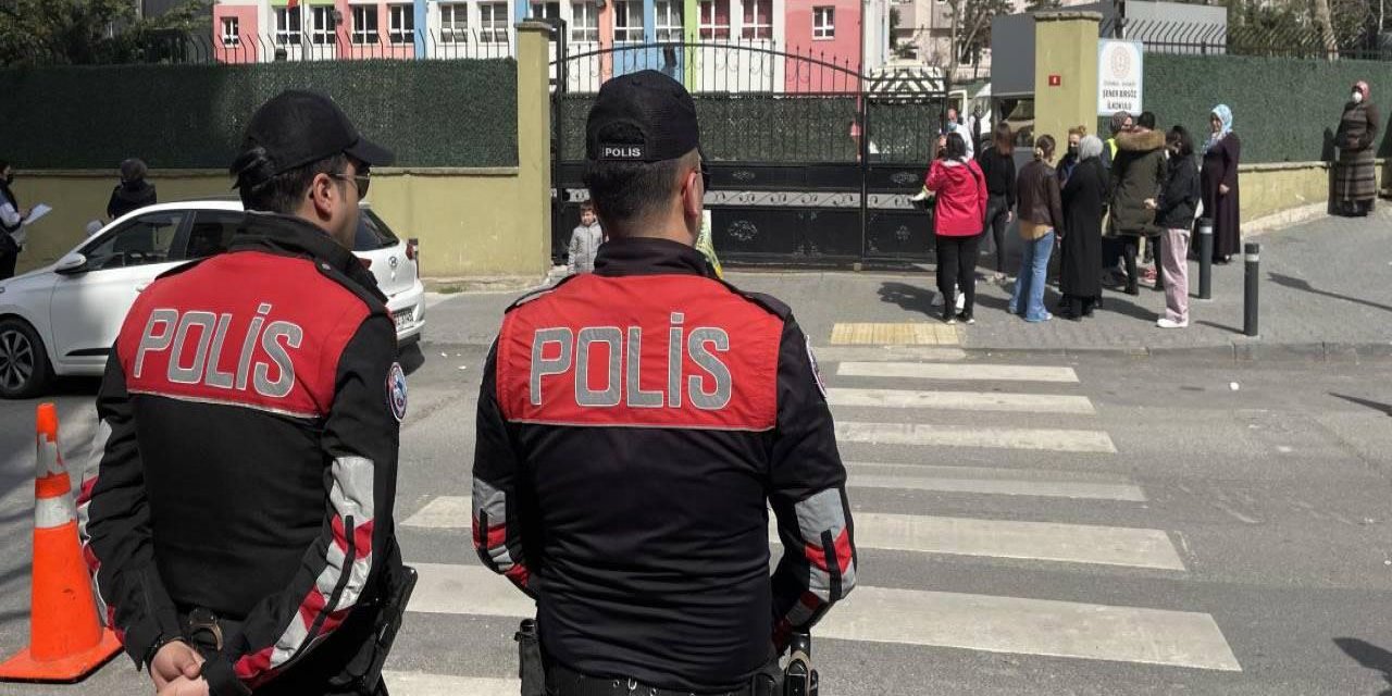 Polis ve jandarma ekiplerinin okul çevrelerinde denetimleri devam ediyor