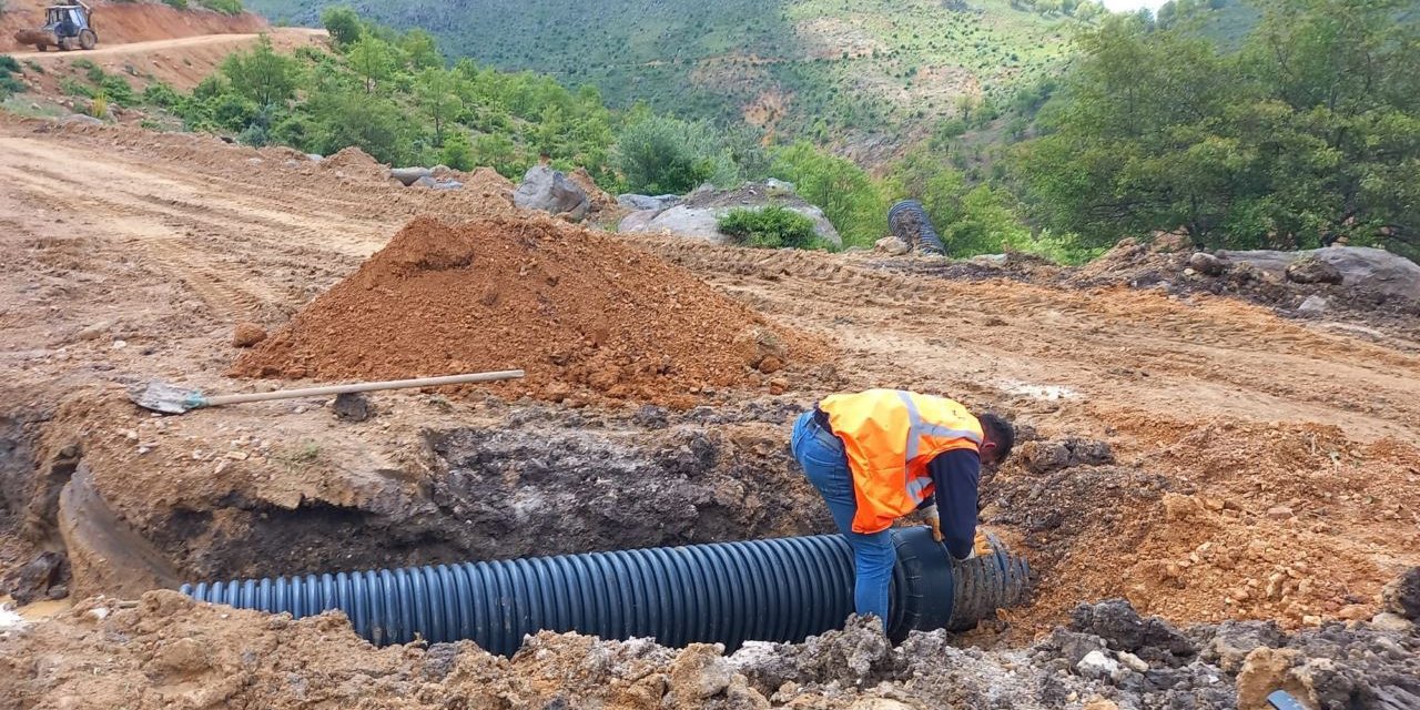 Yayla sezonu öncesinde o mahallede yollara neşter