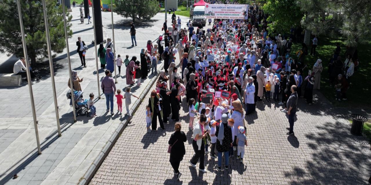 Kur'an kursu öğrencileri yılsonu şenliğinde eğlendi