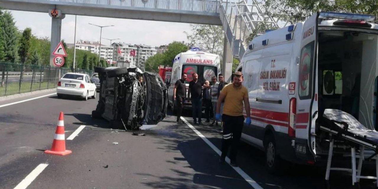 Hafif ticari araç refüje çarparak devrildi, kazada 2 kişi yaralandı