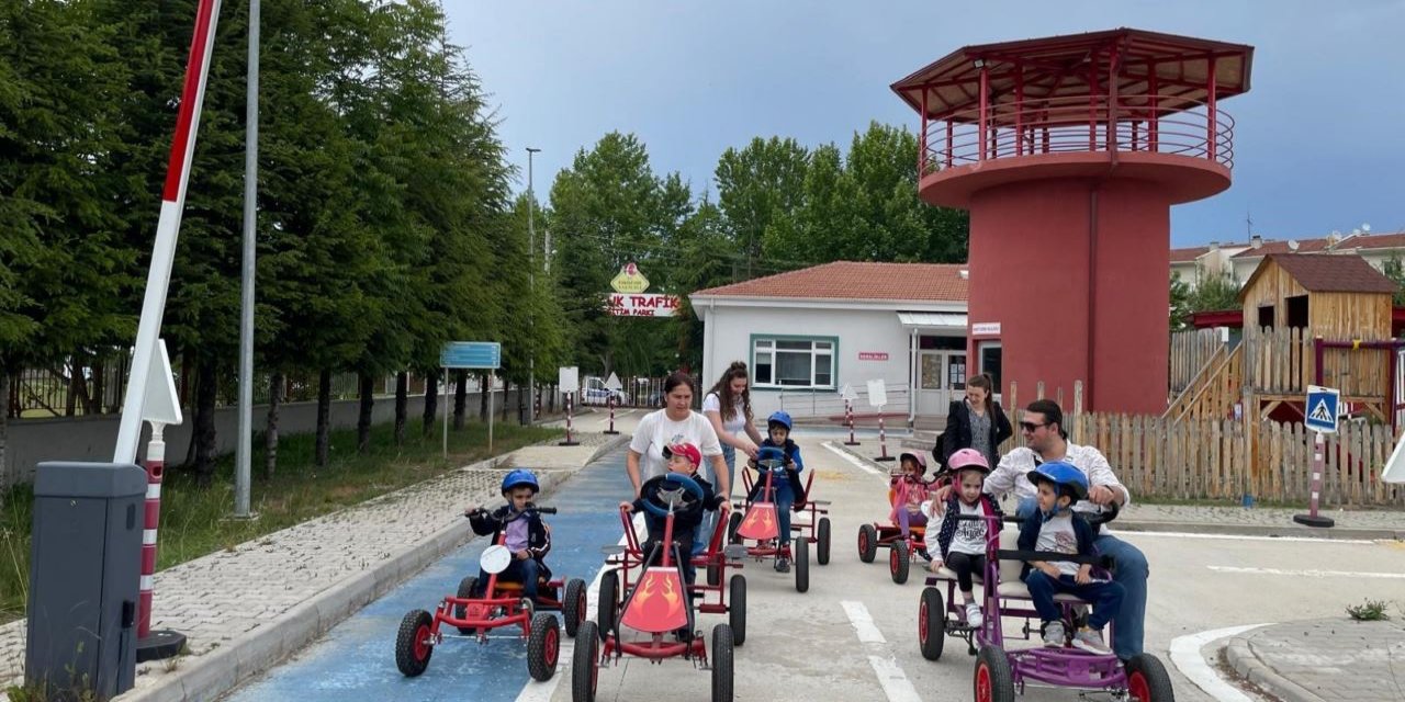 Trafik kurallarını yaşayarak öğreniyorlar