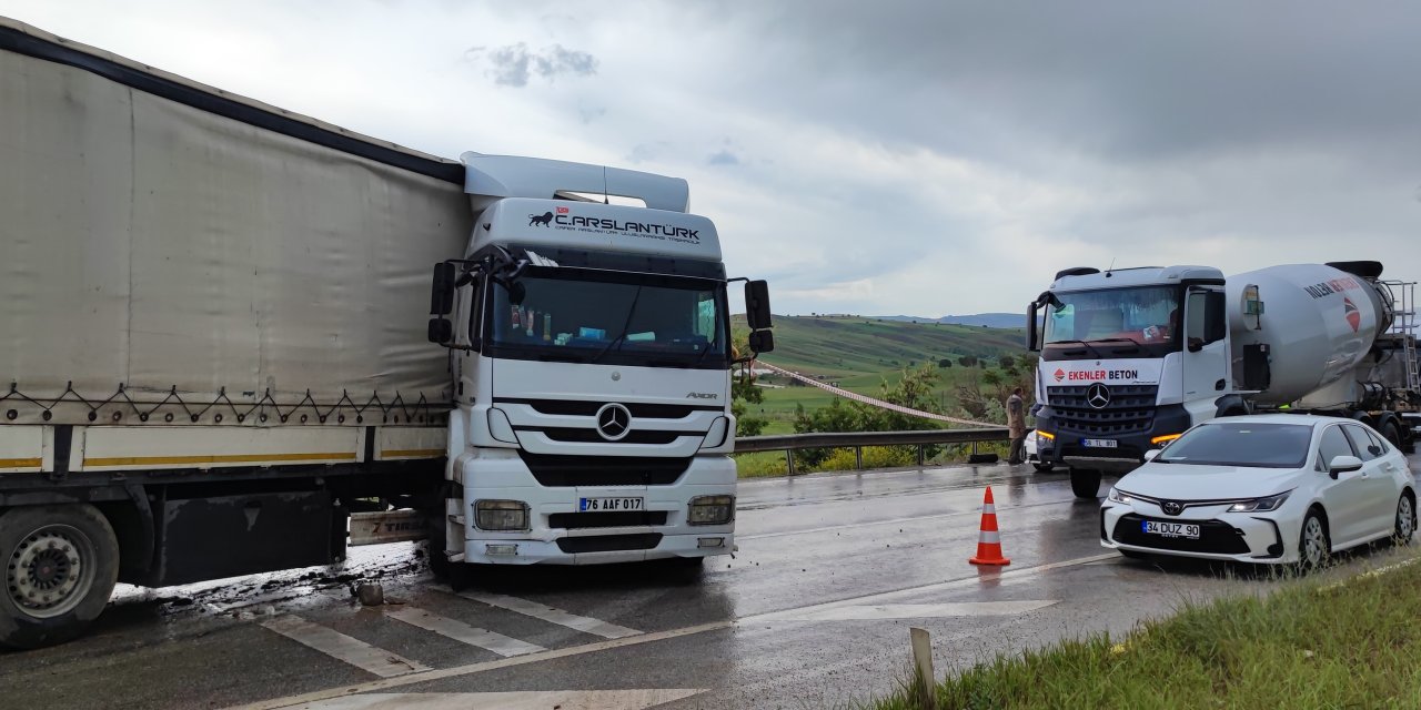 Kayganlaşan yolda makaslayan tır trafiği aksattı