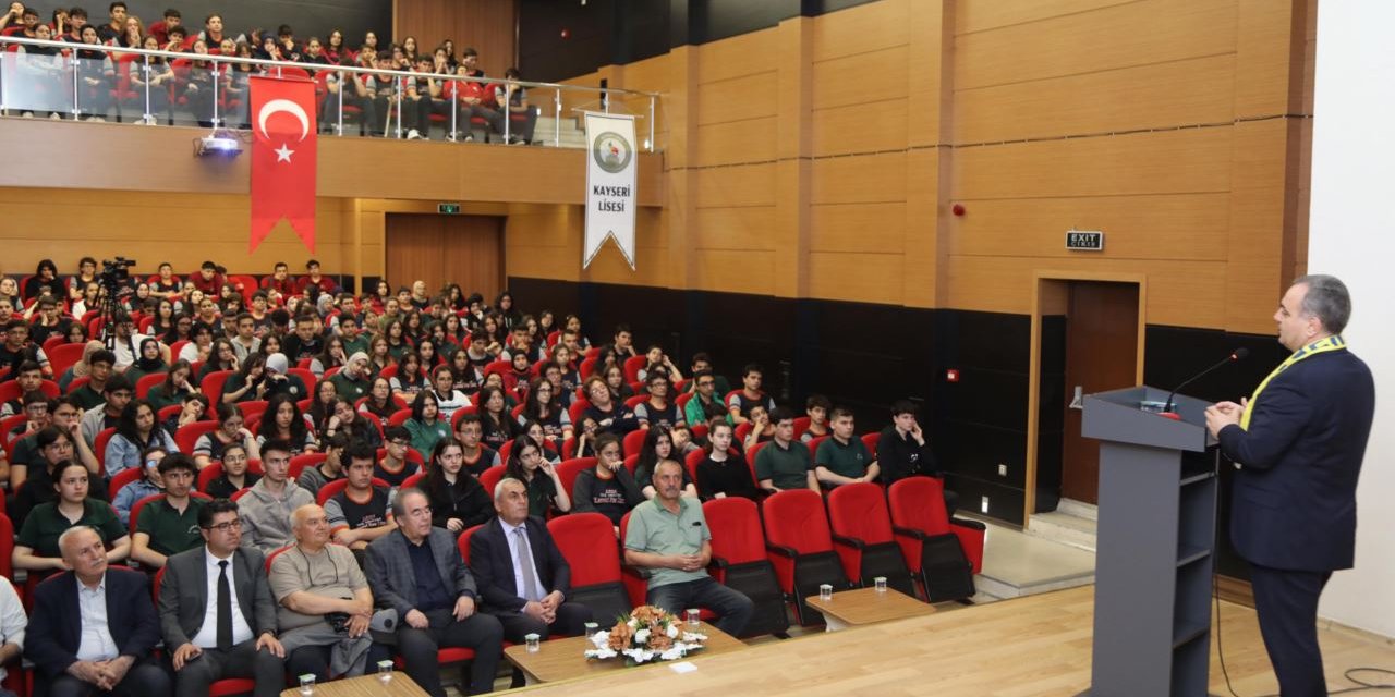 Rektör Prof. Dr. Altun, 'Kariyer Söyleşileri' etkinliğinin konuğu oldu