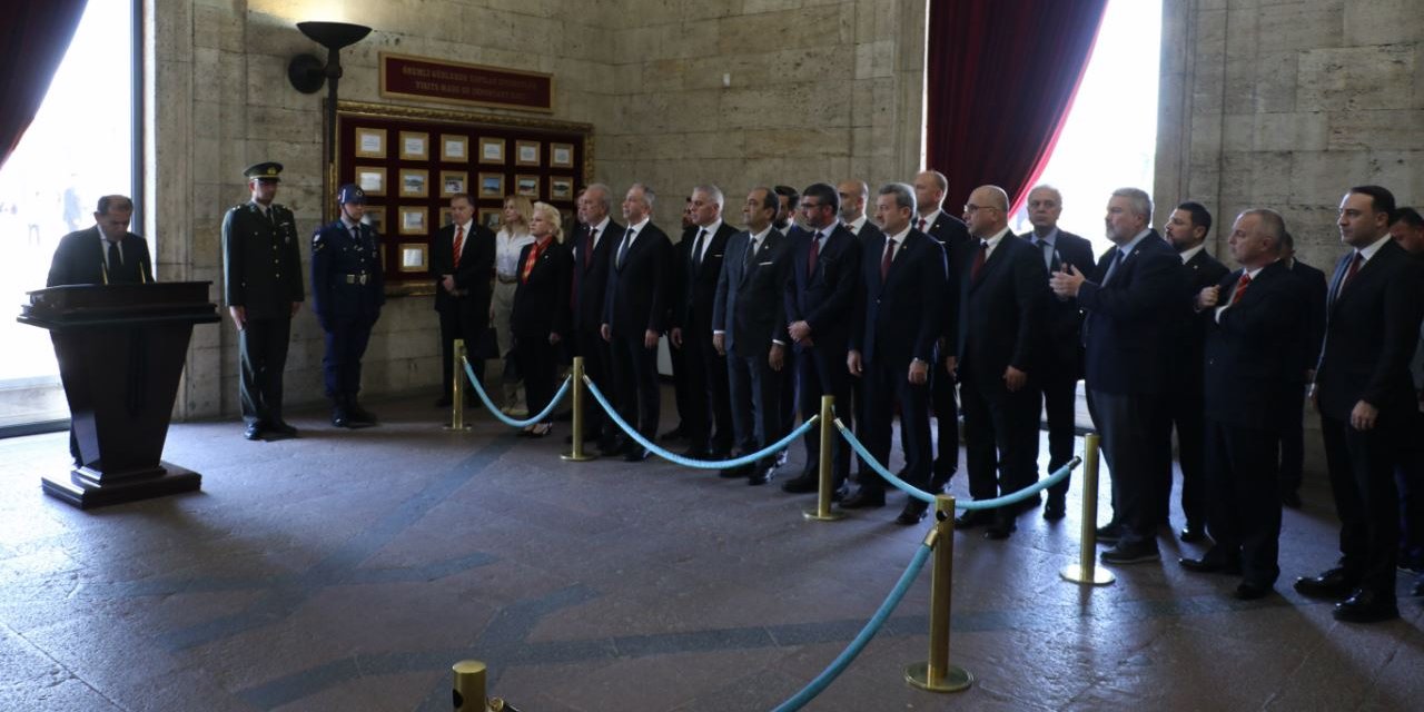 Galatasaray'da yeniden başkanlığa seçilen Dursun Özbek, Anıtkabir'i ziyaret etti