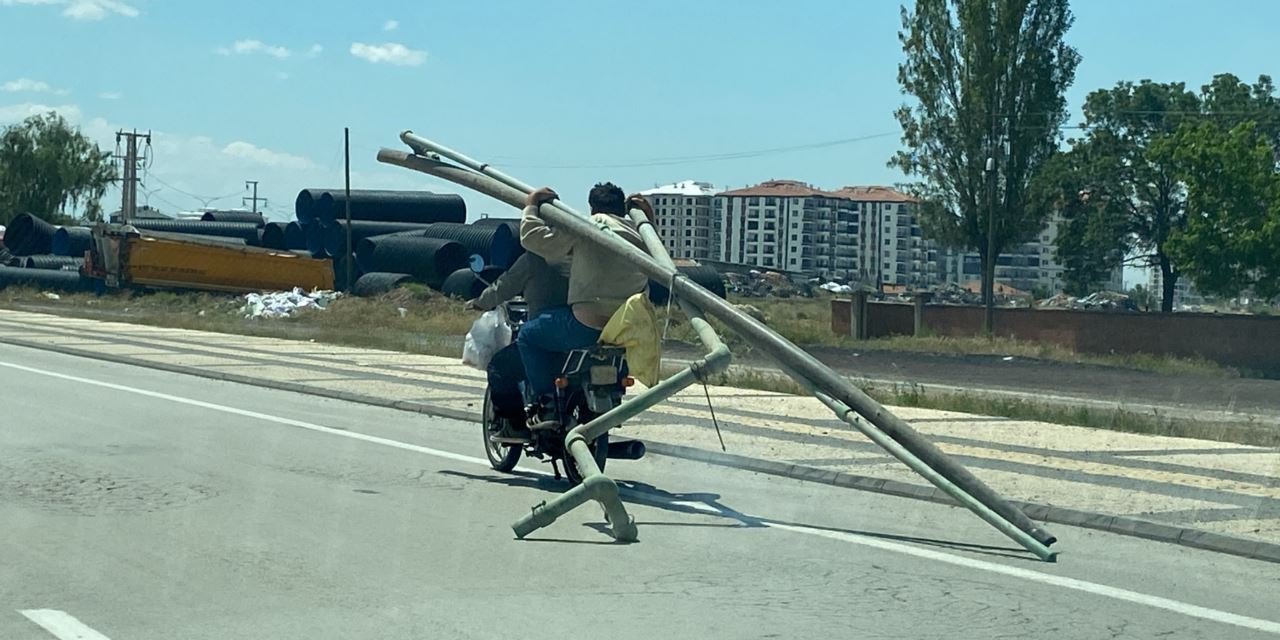 Motosiklette borularla tehlikeli yolculuğu kameralar kaydetti