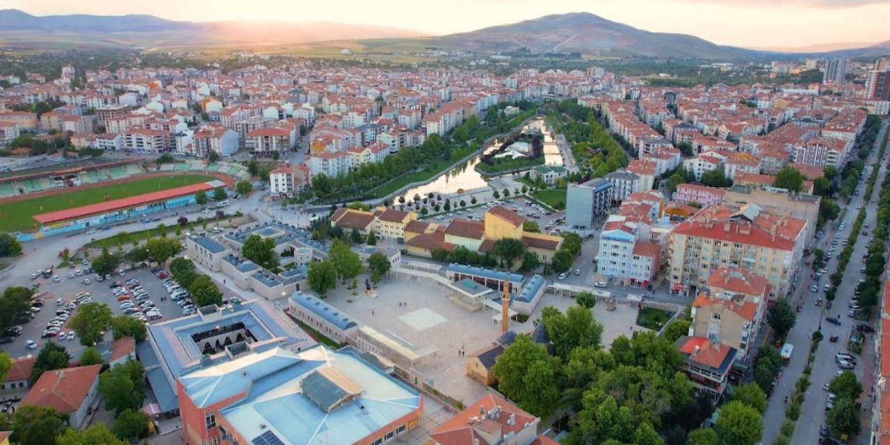 Gündüzü ve gecesiyle Kırşehir'de insanların uğrak olan tarihi alanlar dron ile görüntülendi