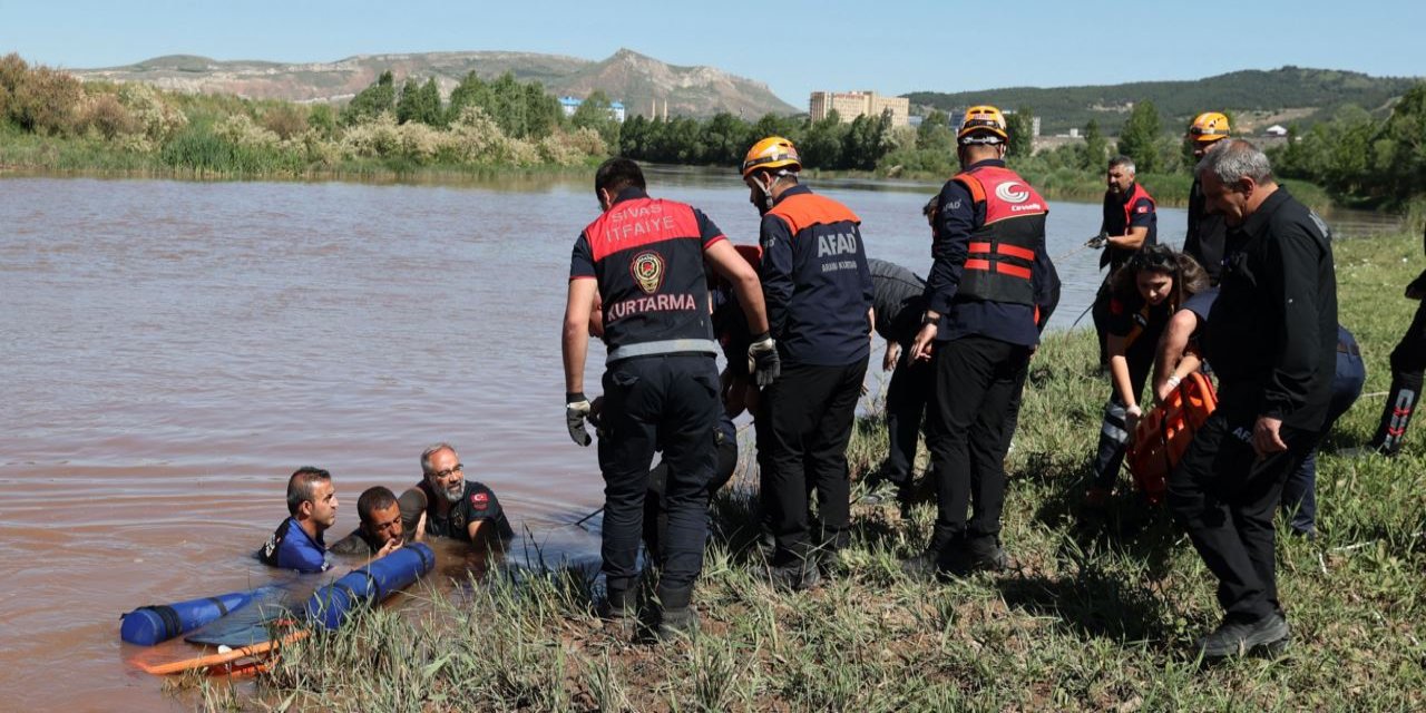 Kızılırmak'ta mahsur kalan kişi AFAD ve itfaiye ekiplerinin çabasıyla kurtarıldı