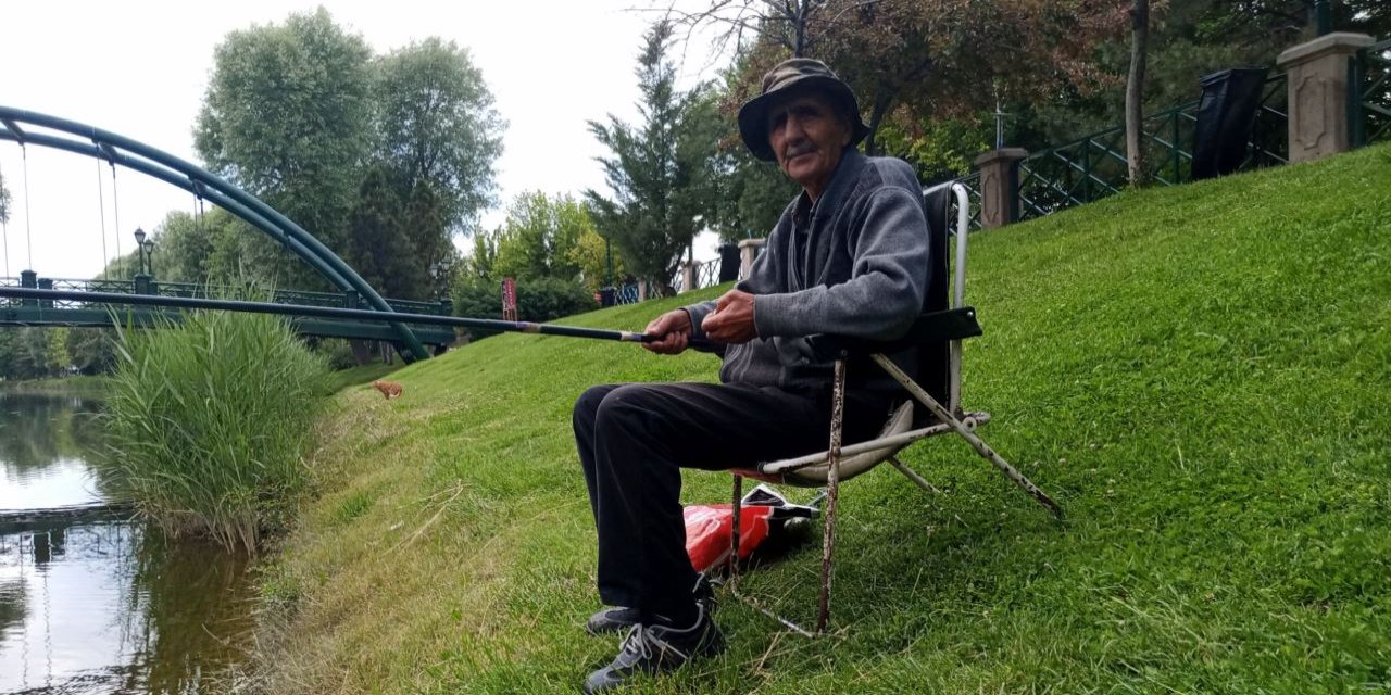 Emekli olduktan sonra kendini balık tutmaya adadı