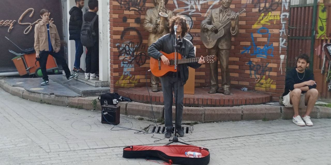 Genç müzisyen hergün aynı yerde kulakların pasını siliyor