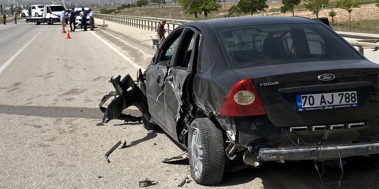 Konya'da iki araç çarpıştı, 4 kişi yaralandı