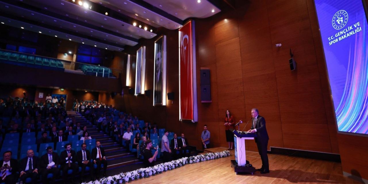 Bakan Bak, ''Yapay Zekada Güncel Bilimsel Gelişmeler ve İyi Uygulama Örnekleri Konferansı''nda konuştu