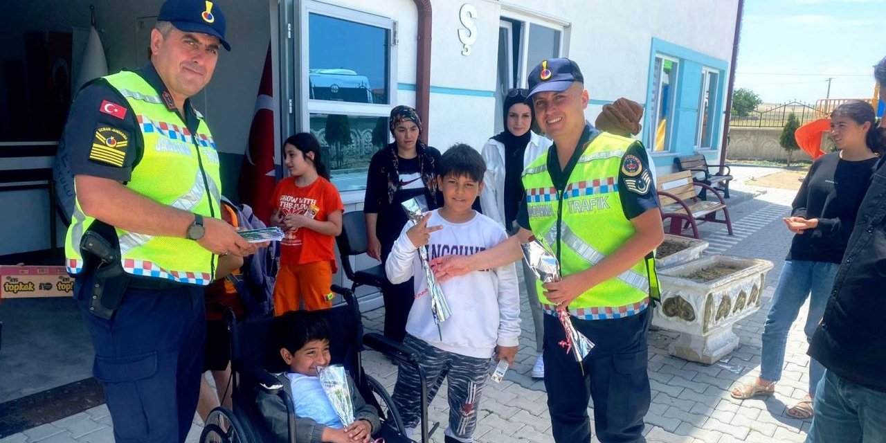 Jandarma, özel öğrencilere trafik güvenliği eğitimi verdi