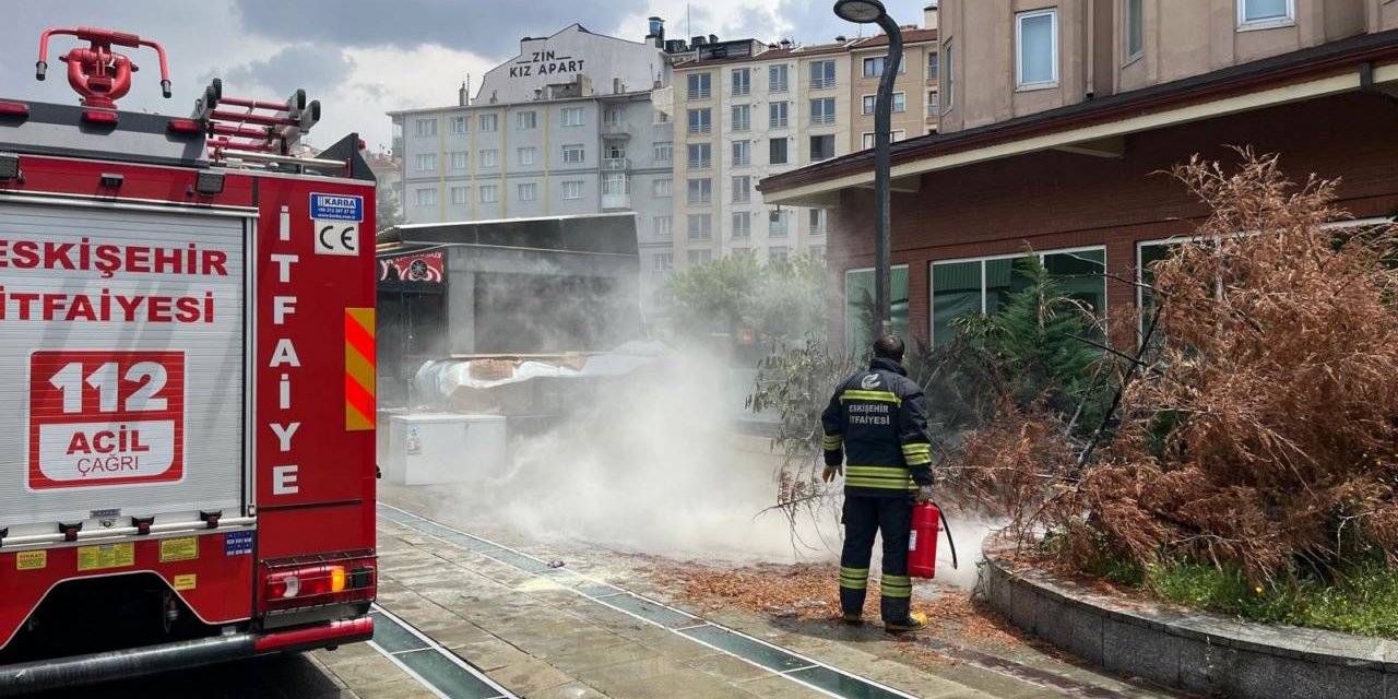 Sokak lambasından kaynaklı çıkan yangın panik yarattı