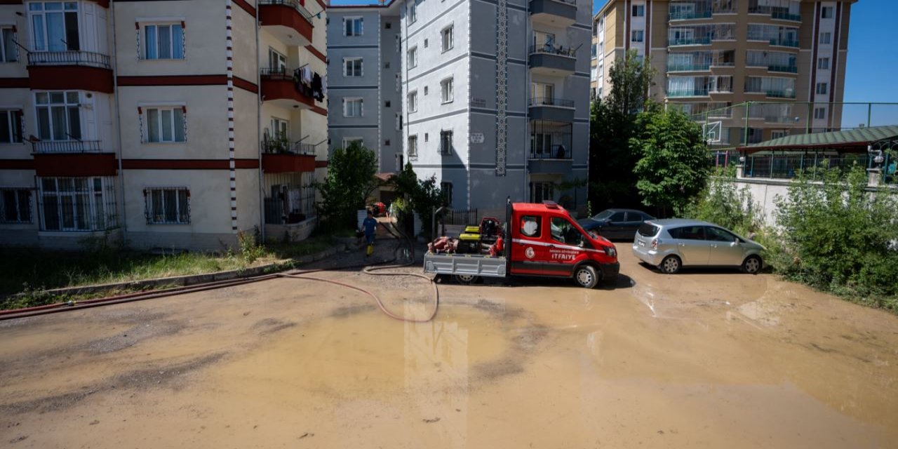 Su baskınlarından etkilenen dairelerde temizlik çalışmaları devam ediyor