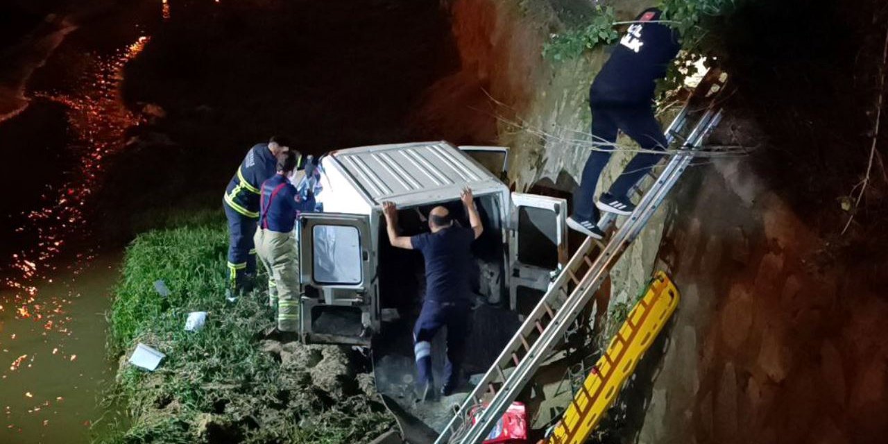 Dereye düşen otomobilin sürücüsü yaralandı