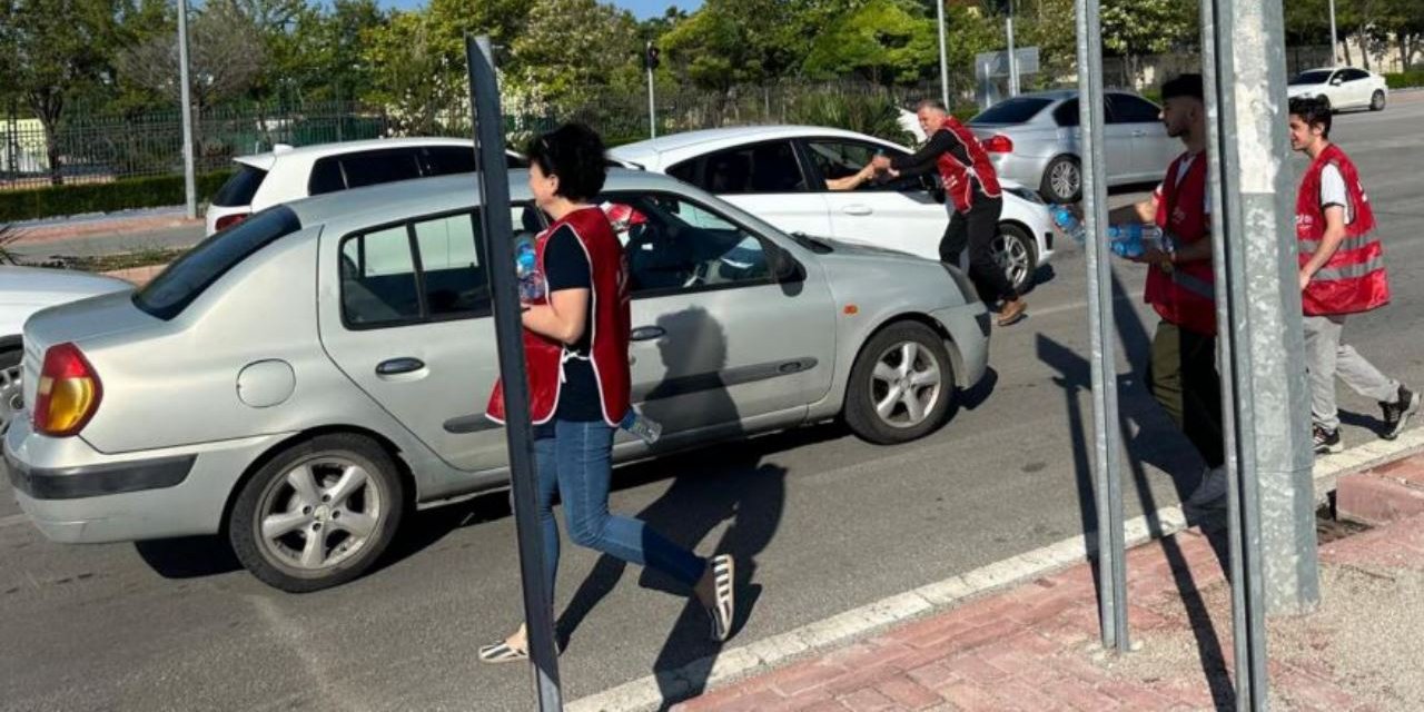 CHP Gençlik Kolları, sınava giren öğrencilerin heyecanına ortak oldu