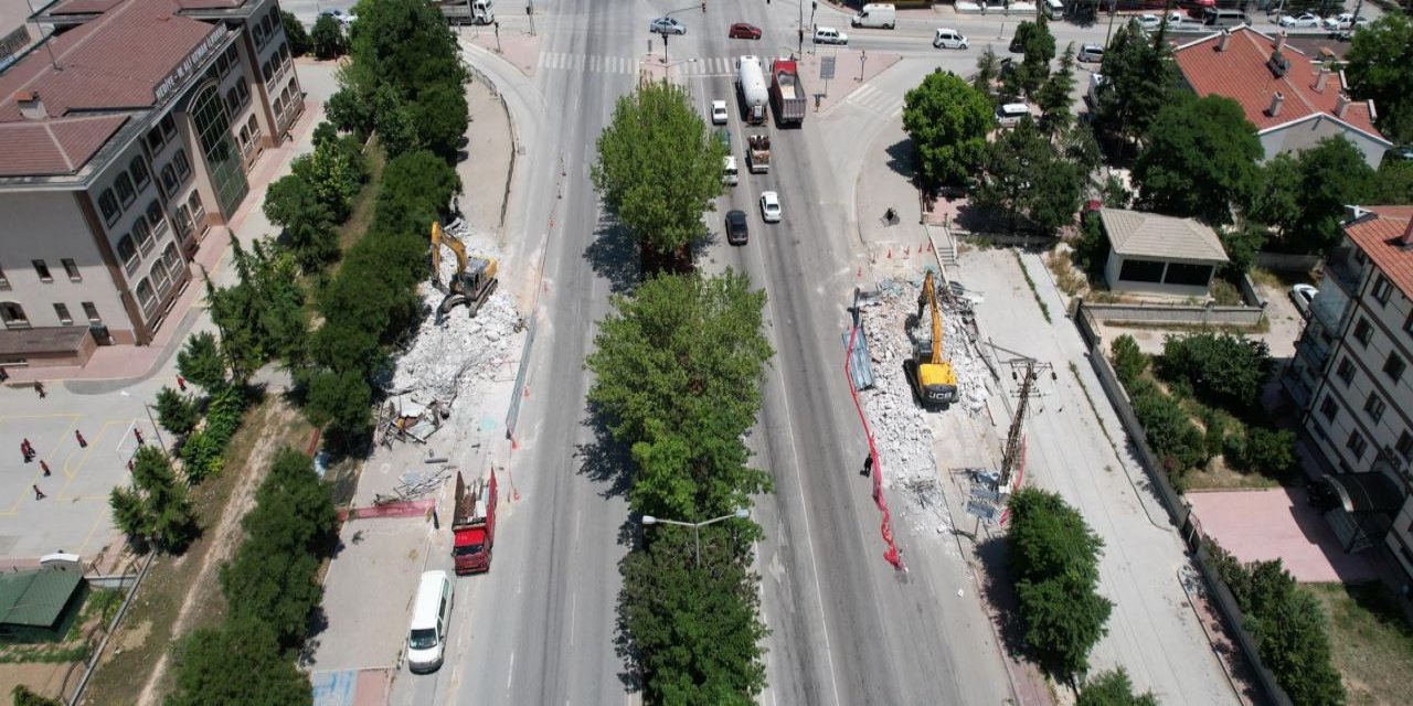 Yaşar Doğu Yaya Üst Geçidi yeniden inşa ediliyor