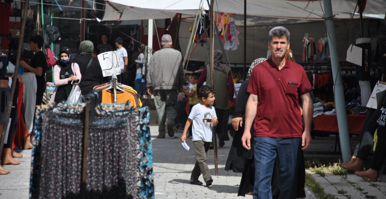 Çarşı pazarda bayram hareketliliği var