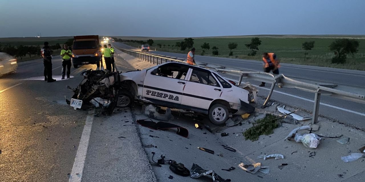 Konya'da araç bariyerlere çarptı, kazada 2 kişi yaralandı