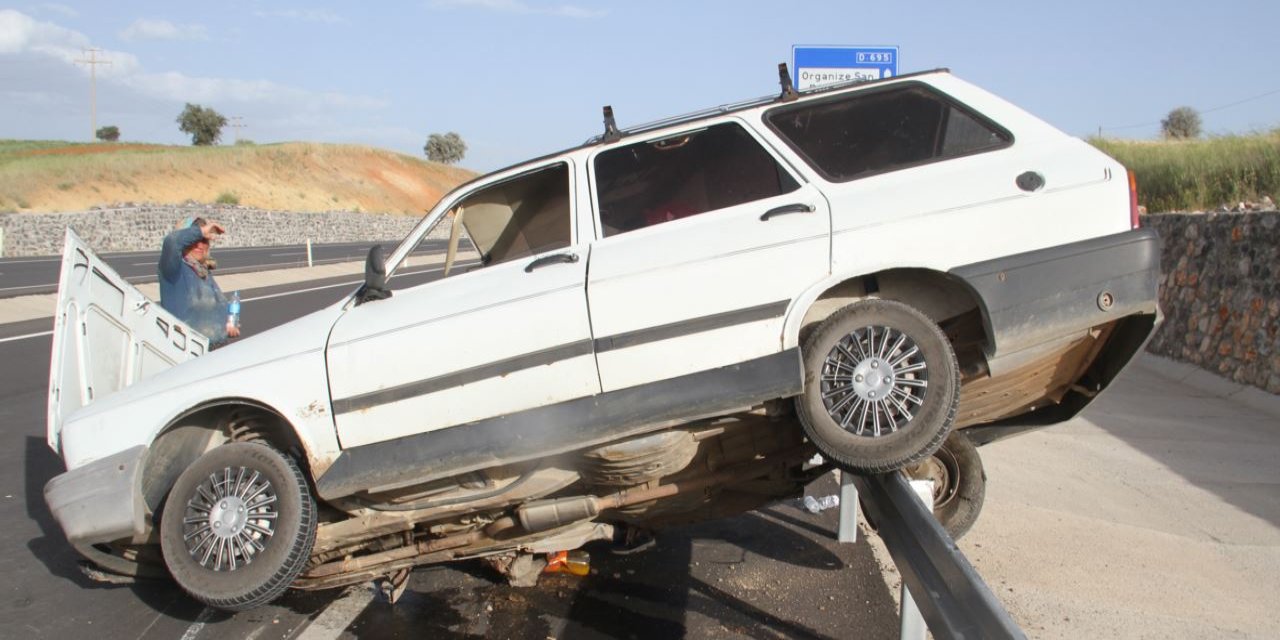 Konya'da bariyerlerde asılı kalan araçtaki 3 kişi yaralandı