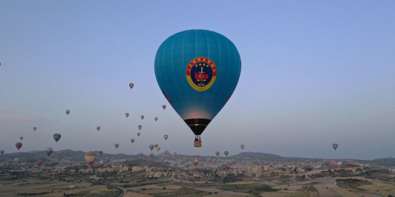 Jandarma broveli sıcak hava balonu Kapadokya'da havalandı