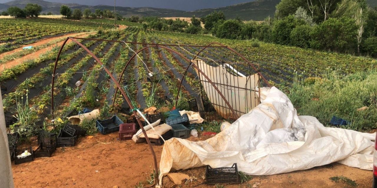 Şiddetli fırtına Hüyük'te zor anlar yaşattı