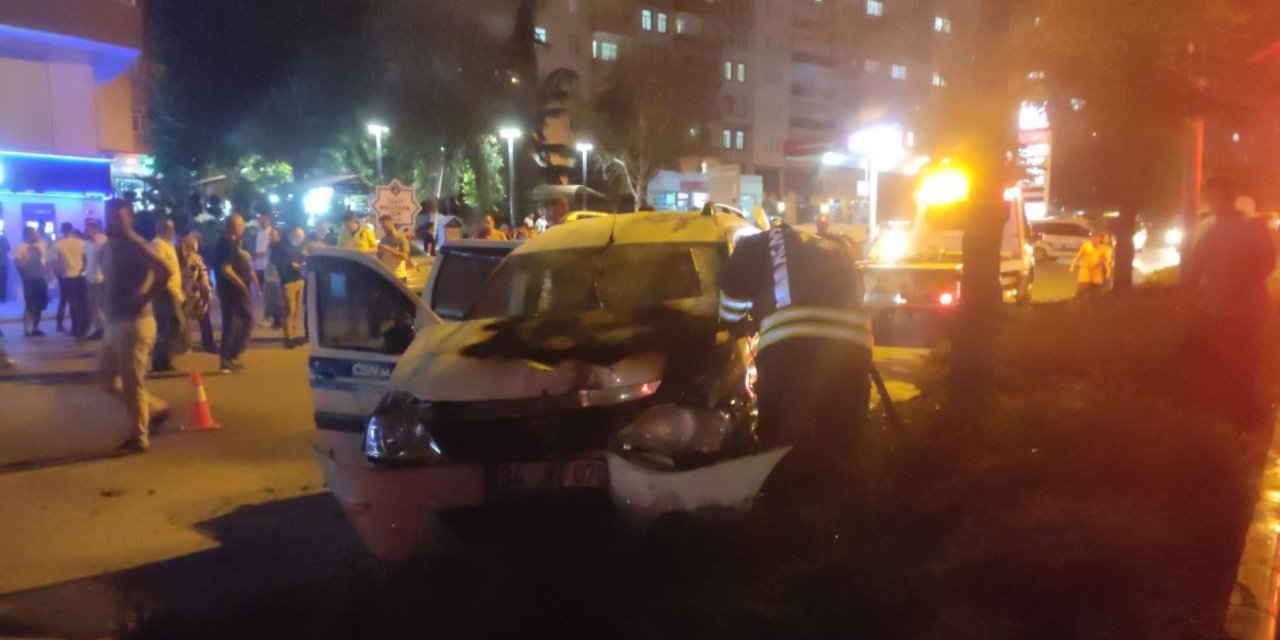 Ticari aracın ağaçlara çarptığı kazada 2 kişi yaralandı