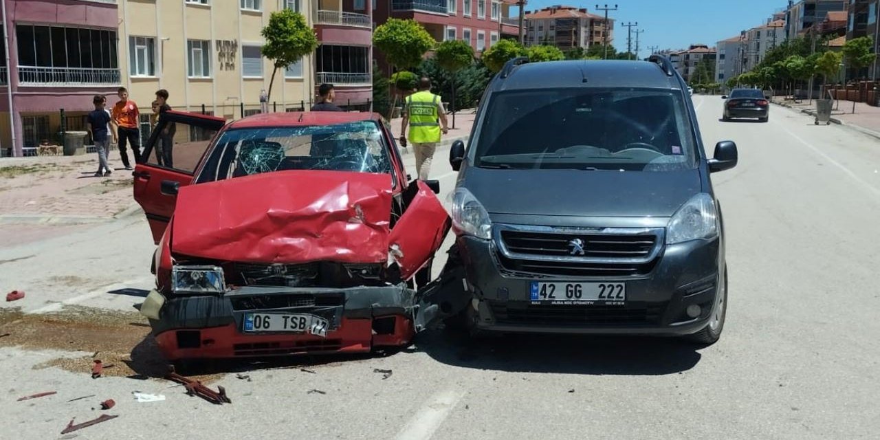 Konya’da iki aracın çarpıştığı kazada 5 kişi yaralandı