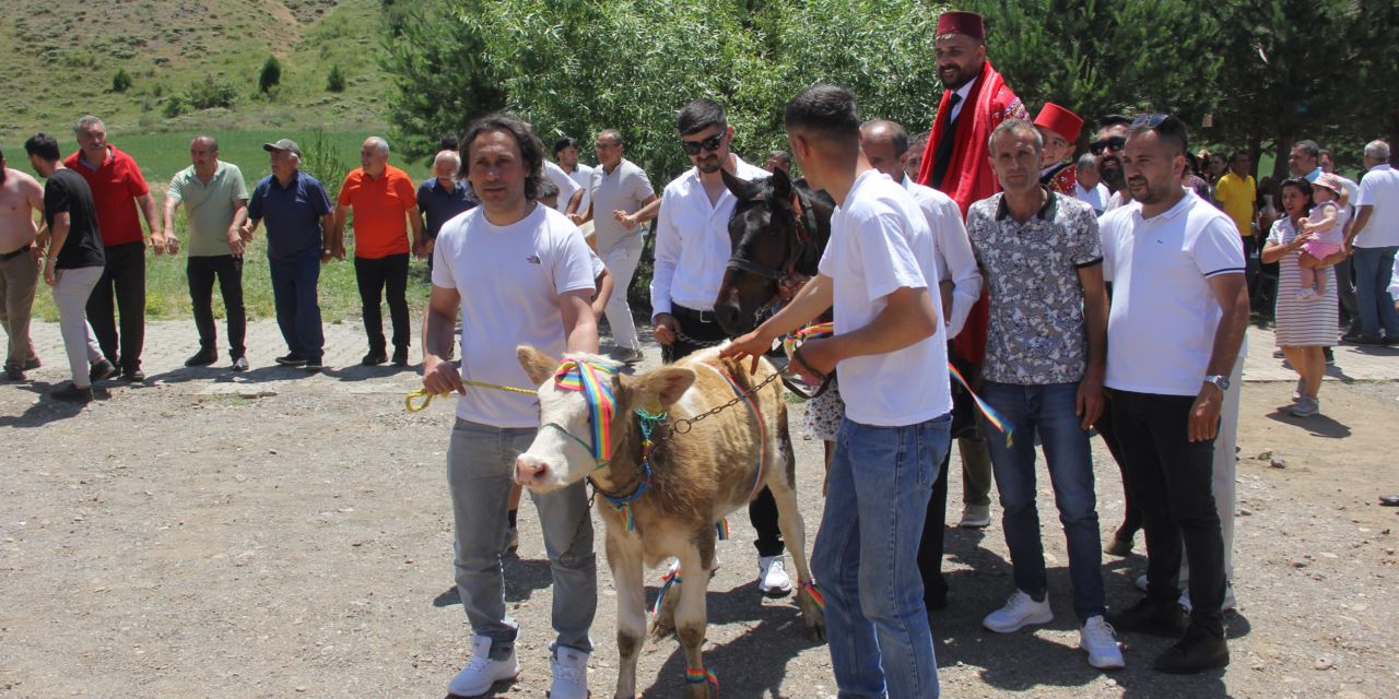 Asırlık gelenekleriyle Köy düğünü yaptılar