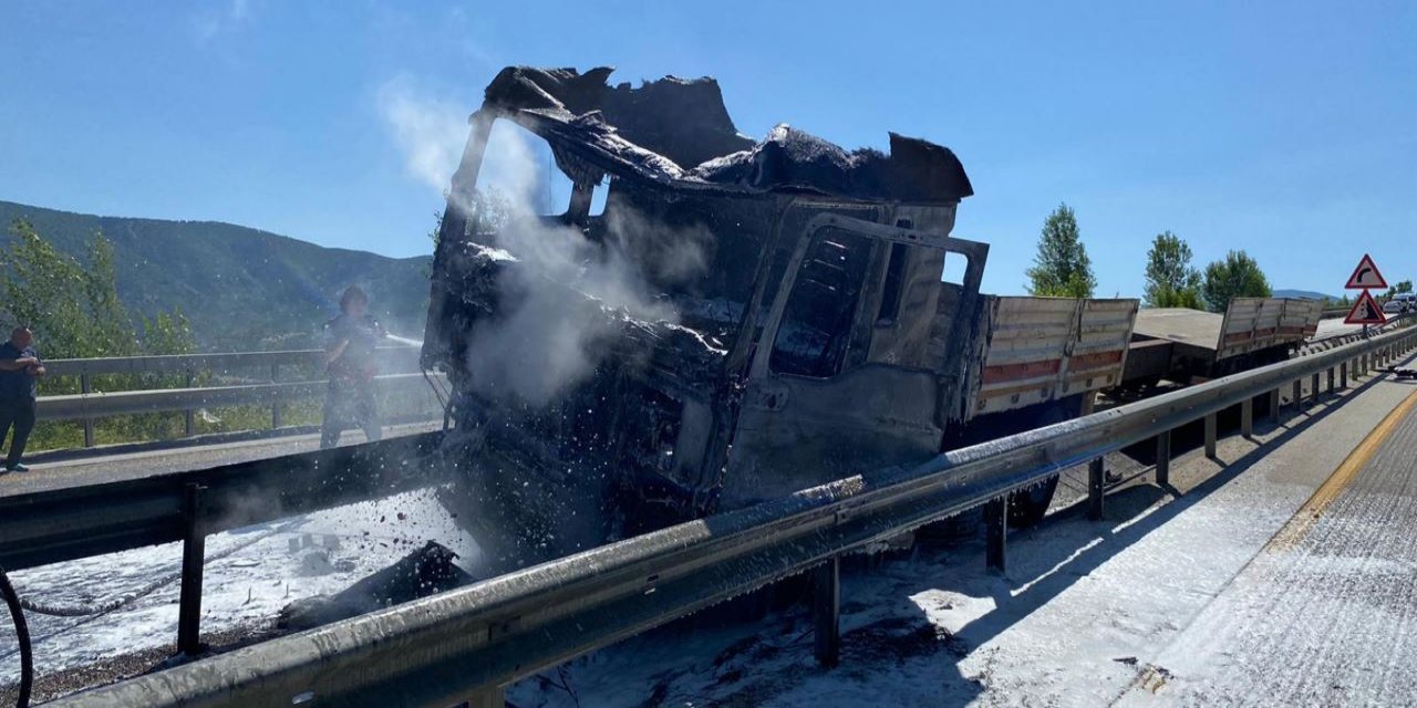 Tırdan düşen beton blokun çarptığı araç sürücüsü yaşamını yitirdi